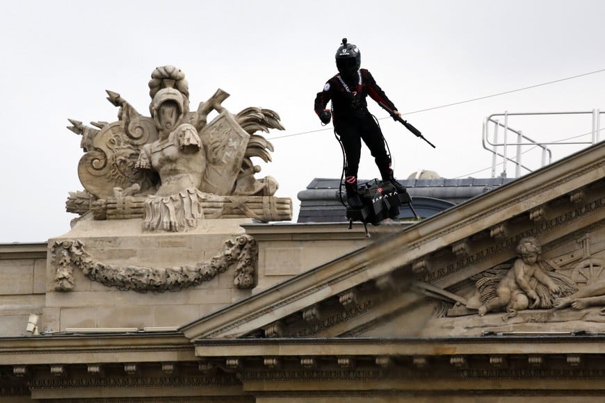 ELLITORAL_254331 |  Xinhua (190714) -- PARIS, 14 julio, 2019 (Xinhua) -- Franky Zapata, inventor y emprendedor francés, vuela una "flyboard" durante el desfile militar anual del Día de la Bastilla, en París, Francia, el 14 de julio de 2019. (Xinhua/Jack Chan) (da) (rtg)