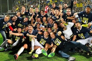 Facebook Parma Calcio 1913 Festejo de los jugadores tras conseguir el regreso a la Serie A.