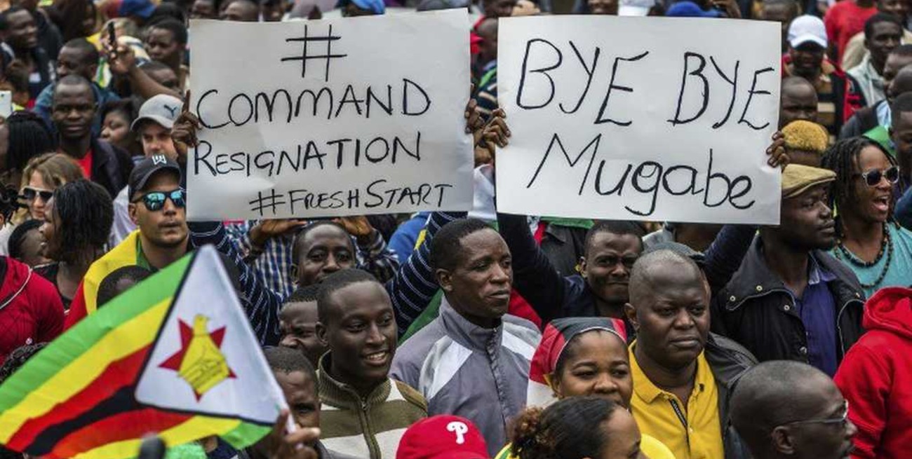 Miles de personas protestan en Zimbabwe 