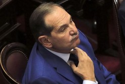 Acusado de abuso sexual, Alperovich volvió a renovar su licencia en el Senado