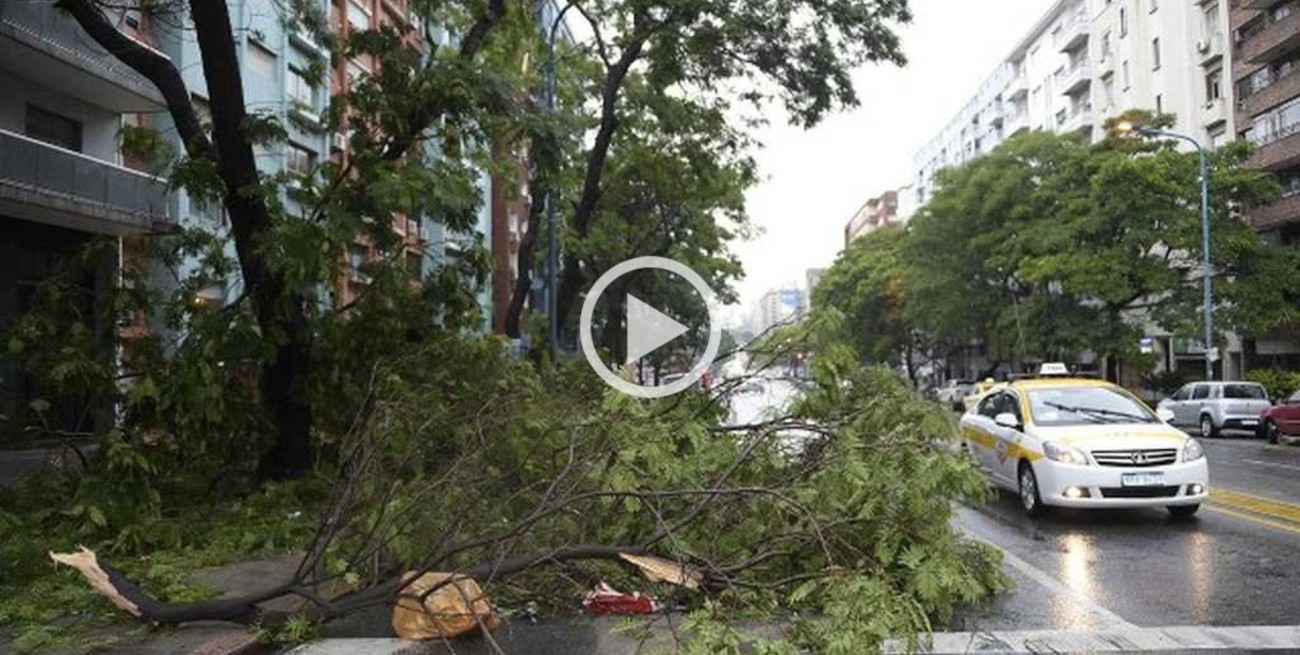 Impactantes imágenes de un violento temporal en Montevideo