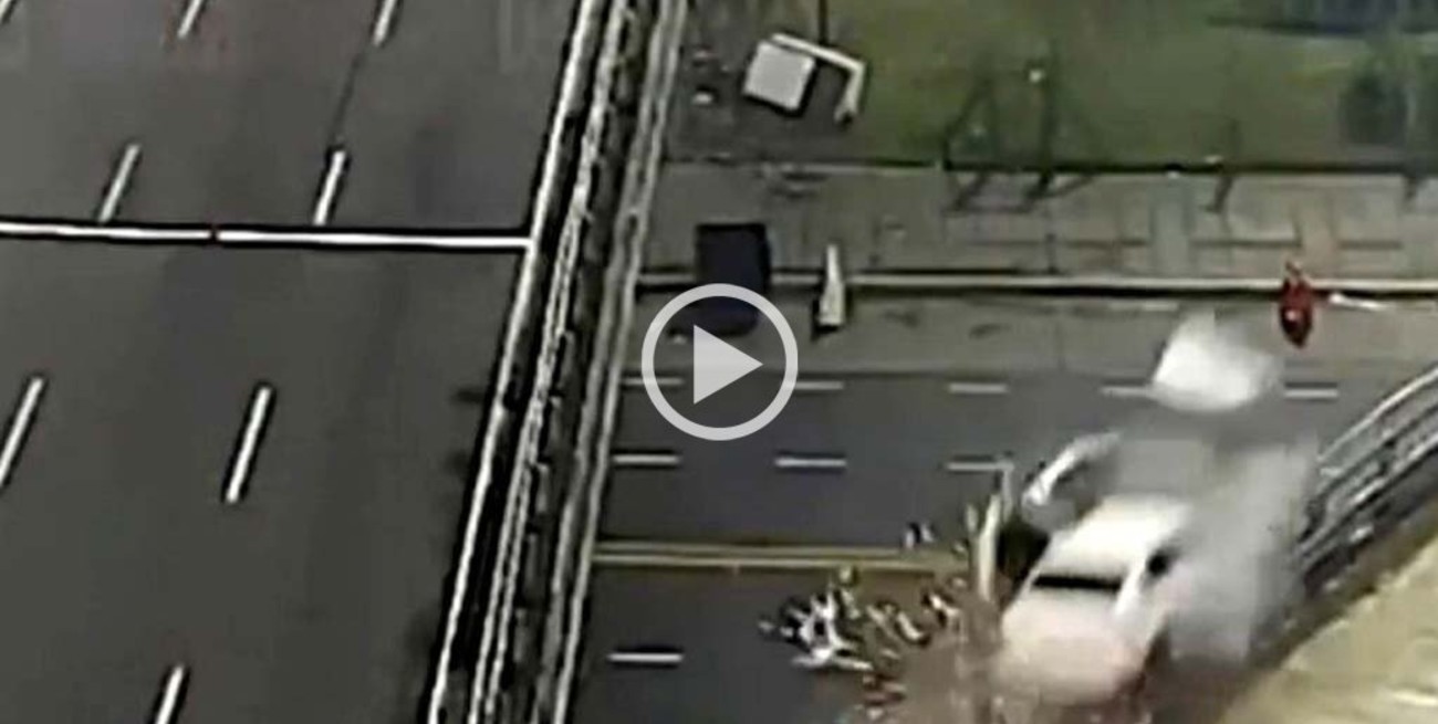 Video: Perdió el control del auto y salió "volando"