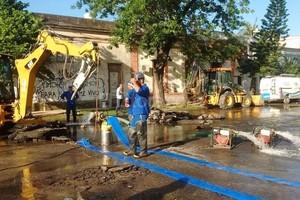 ELLITORAL_165366 |  Gentileza ASSA Personal de Aguas Santafesinas trabaja desde esta mañana en la esquina de Junín y Belgrano para reparar el caño roto