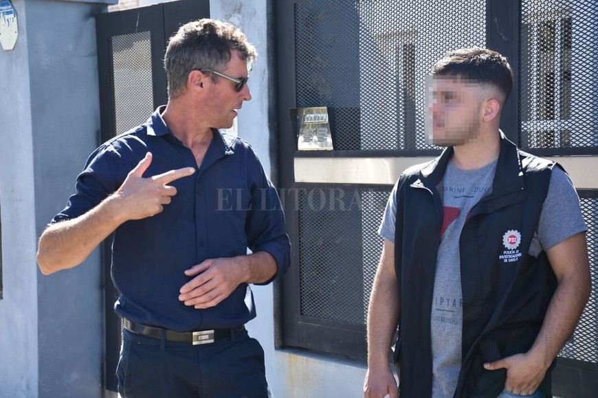 ELLITORAL_243533 | Flavio Raina Yennerich explica a un investigador el modo en que le apuntaron con un arma. Pensé que me mataban , dijo luego a El Litoral.