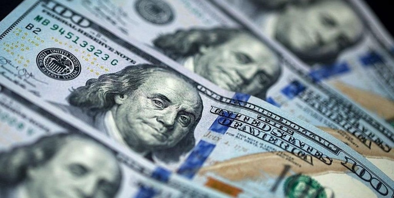 El dólar subió 12 centavos por segundo día consecutivo y cerró a $ 67,09