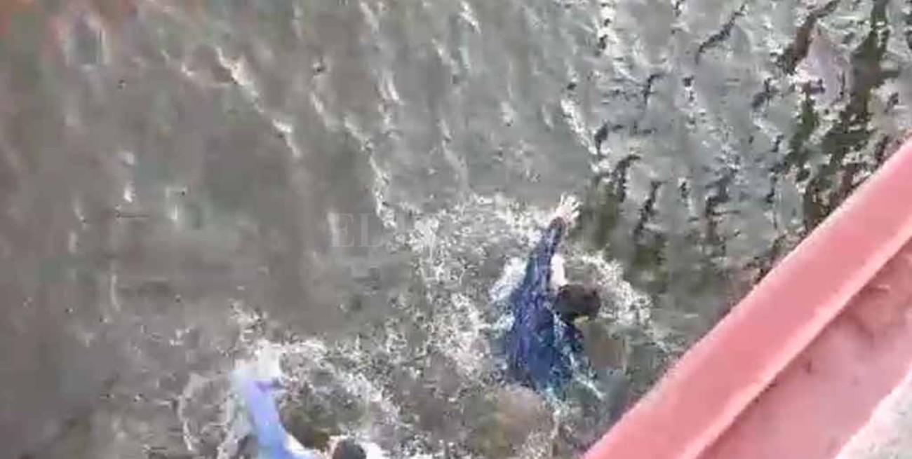 Jóvenes que se tiraron al agua desde el Colgante: "Es un hecho lamentable"