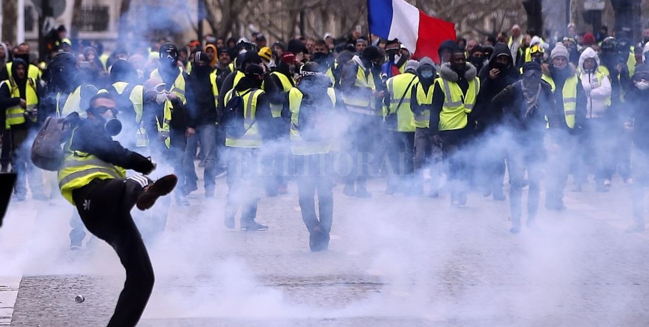 Evacúan al vocero del gobierno francés por ataque de los chalecos amarillos 