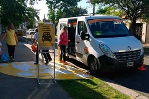 El Litoral El corredor seguro se extiende por el frente de la Escuela del CAE y tiene tres explanadas para que los alumnos asciendan y desciendan del vehículo.