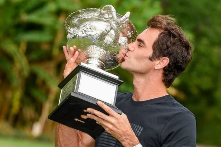 ELLITORAL_202096 |  The Age Sport Roger Federer posando para la prensa con su 20° trofeo de Grand Slam.
