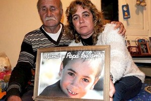 Captura digital El padre y el hijo, asesinados en la misma vivienda en 2019 y 2011, respectivamente. La mujer, esposa y madre de las víctimas, permanece detenida.