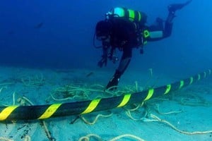 ELLITORAL_200967 |  Mario Davila Herandez El papa Francisco, acompaÃ±ado por la presidenta Michelle Bachelet, saluda al llegar al Aeropuerto Internacional Comodoro Arturo Merino BenÃ­tez en Santiago de Chile, Chile, el 15/01/2018. Francisco llegÃ³ a Chile en el marco de una visita de tres dÃ­as en los que estarÃ¡ en la capital, Santiago de Chile, y en las ciudades de Temuco e Iquique. foto: Mario Davila Herandez/Agencia Uno/dpa