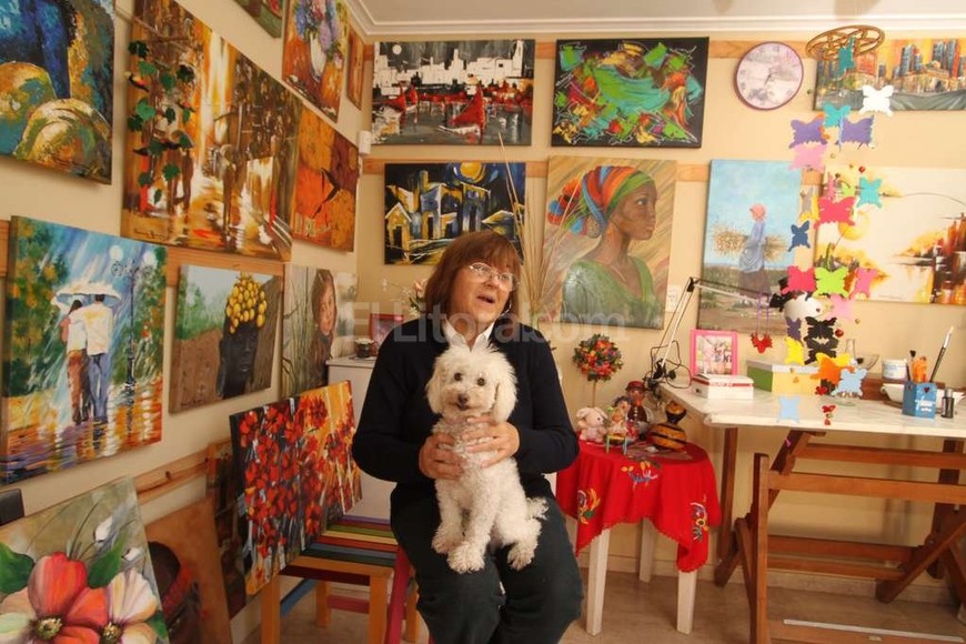 ELLITORAL_150915 | Guillermo Di Salvatore Su lugar. En el interior de su hogar, el atelier de Graciela está repleto de cuadros: tras la muerte de su hija, encontró ayuda en la pintura para canalizar tanto dolor. También adoptó a Brisa, su inseparable compañía.