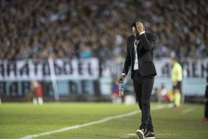 ELLITORAL_211133 |  Matías Nápoli Eduardo Domínguez, botellita con agua en mano, piensa y decide. Su equipo jugó un muy buen partido, pero él se fue del estadio sin hablar.