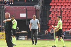 ELLITORAL_230606 |  Mauricio Garín Ahora, por los puntos.  El Bichi  Fuertes, ovacionado por la gente de Colón en el Cementerio de los Elefantes contra Unión de Sunchales, tendrá su verdadera prueba de fuego en el Jardín de la República ante el Santo tucumano. Son días intensos para  Bichi , porque jugará domingo y viernes (en Santa Fe ante Belgrano), con largo viaje en micro en el medio.