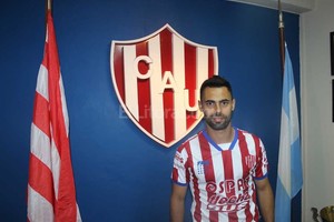 ELLITORAL_144735 |  Gentileza Prensa Unión Martín Rolle, la nueva cara de Unión después de tantas idas y vueltas con el enganche. Primero fue Elizari, luego el  Droopy  Gómez y al final llega Rolle, otro que tenía el visto bueno de Madelón.