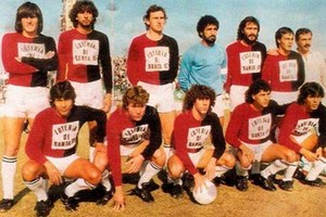 El Litoral. Tanto años en la B...y que tenga una hinchada como la del Sabale...que lo sigue a todas partes...que lo alienta sin parar...por eso al Sabalero cada vez lo quiero más , era el cantito de guerra que bajaba en el Barrio Centenario y en cada cancha en condición de visitante. De ese tiempo, Walter Adrián Parodi fue un recuerdo a puro gol con la camiseta de Colón.