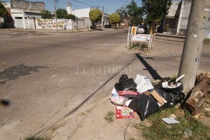 ELLITORAL_200387 |  Guillermo Di Salvatore Barrio Santa Lucía. A las tensiones entre los vecinos ?por los residuos? hay que sumar los problemas de mantenimiento en la esquina.