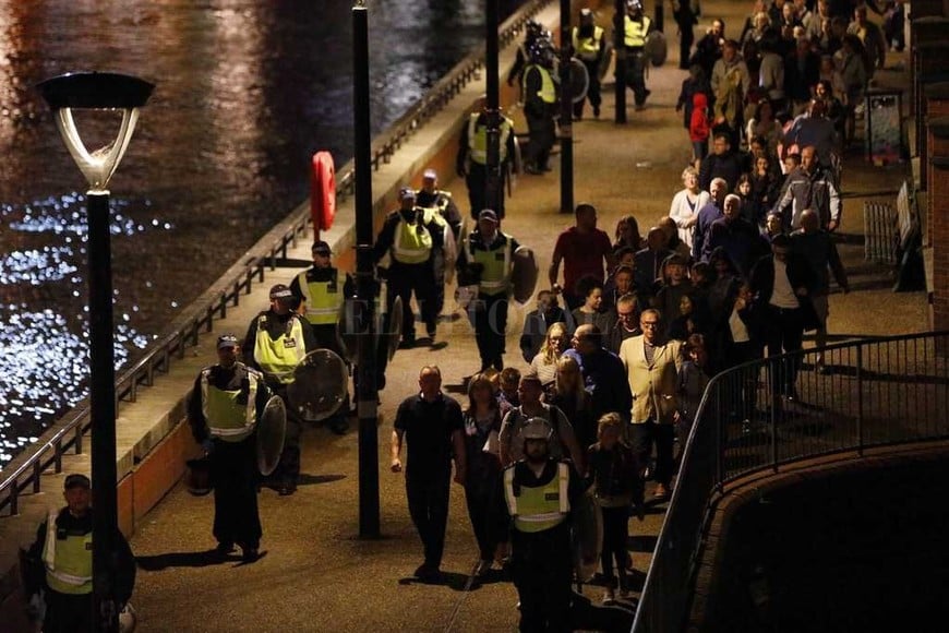 ELLITORAL_181753 |  DPA Anoche fueron evacuados los vecinos de un edificio cercano al London Bridge