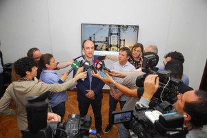 ELLITORAL_226057 |  Flavio Raina La foto del anuncio. Fue el lunes en el salón de conferencias del Municipio. Luego, se disparó el debate político.