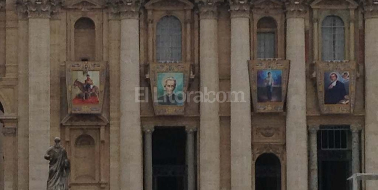 La imagen del cura Brochero ya cuelga en el frente de la Basílica de San Pedro