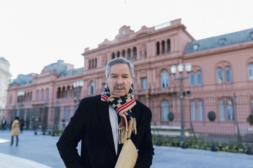 ELLITORAL_224749 |  Archivo El Litoral Felipe Solá. El diputado Felipe Solá consideró que en el futuro armado electoral  no pueden faltar la ex presidente Cristina Fernández y los kirchneristas . El ex gobernador bonaerense condicionó su permanencia en el Frente Renovador a  formar un único peronismo que incluya al kirchnerismo .  Yo estoy cerca del peronismo y veo lo que está sufriendo la gente, entonces no hay espacio para hacer un macrismo débil. Lo que hay que hacer es peronismo , sentenció.