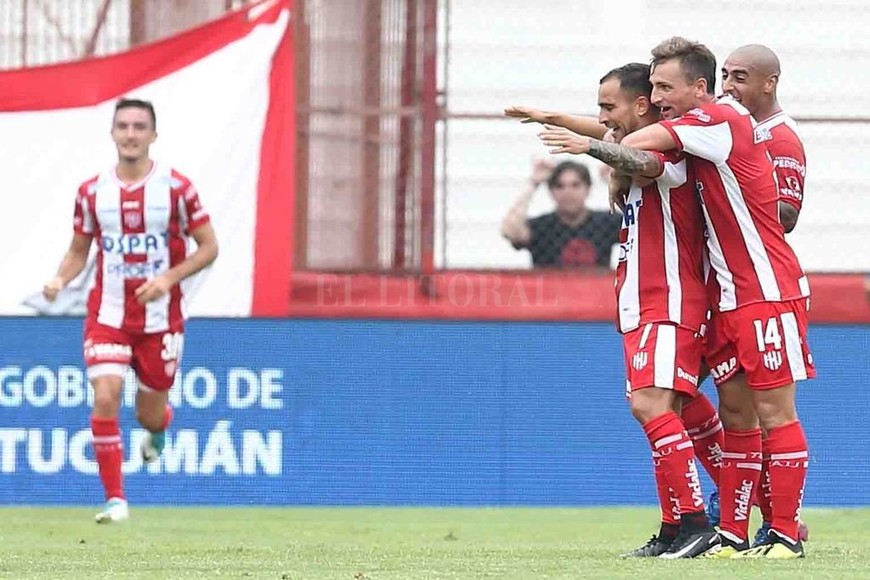 ELLITORAL_239040 |  El Litoral Franco Fragapane y Bruno Pittón festejan junto a Zabala. Los dos primeros hicieron un surco por el sector izquierdo en el primer tiempo, en los mejores momentos de Unión.
