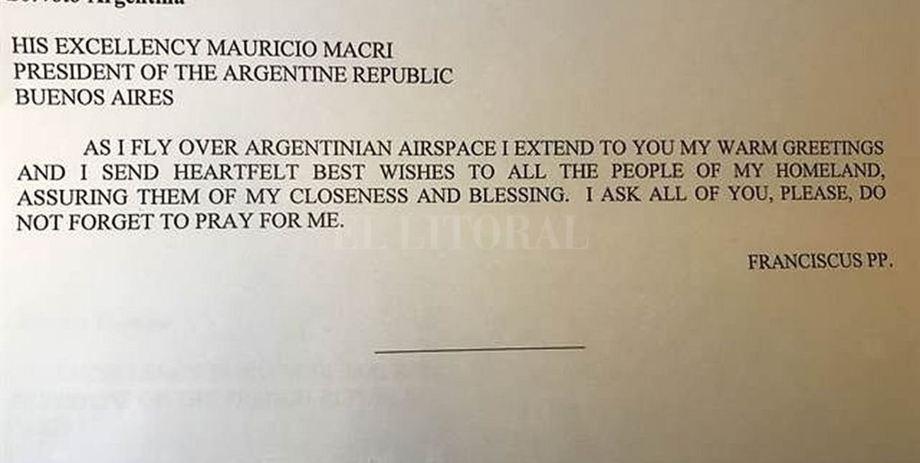 Al sobrevolar el país, Francisco envió "sus mejores deseos al pueblo argentino"