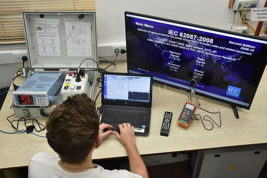 ELLITORAL_272353 |  Flavio Raina Microondas, motores y televisores se sumaron a los ensayos en eficiencia energética que ya se hacían sobre aparatos de aire acondicionado, de acuerdo con normas nacionales e internacionales.