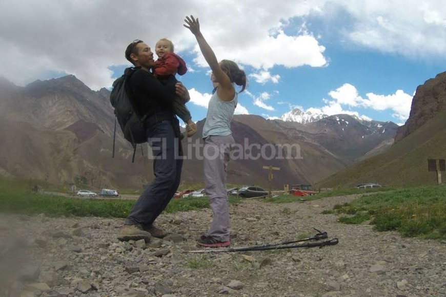 ELLITORAL_144823 | Gentileza Ulises Luna En familia. Después de bajar de la montaña, Ulises se reencontró con su mujer Mónica Fernández y su hijo Tomy.