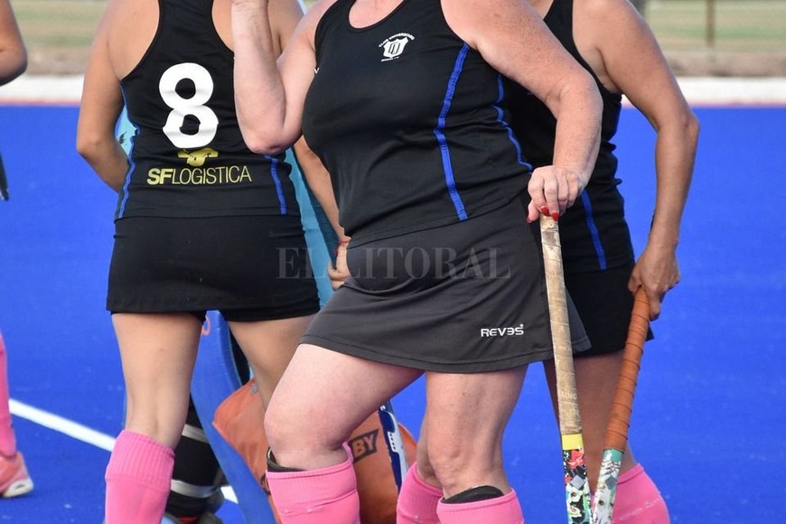 ELLITORAL_271682 |  Manuel Fabatía Pionera y goleadora. Con tres tantos, Graciela Gelmetti, la experimentada jugadora de Universitario Azul (subcampeón del certamen), resultó ser la máxima goleadora de la cuarta edición del Torneo  Mercedes Aguirre , jugado este fin en el flamante sintético de agua de la Asociación Santafesina de Hockey; además,  Grace  fue la autora del primer gol oficial en la flamante superficie, motivos más que suficientes como para mostrarse feliz, a pesar de haber sido derrotado su equipo por Colón en la final del campeonato, algo que no empañó el real espíritu vivido durante todo el fin de semana.