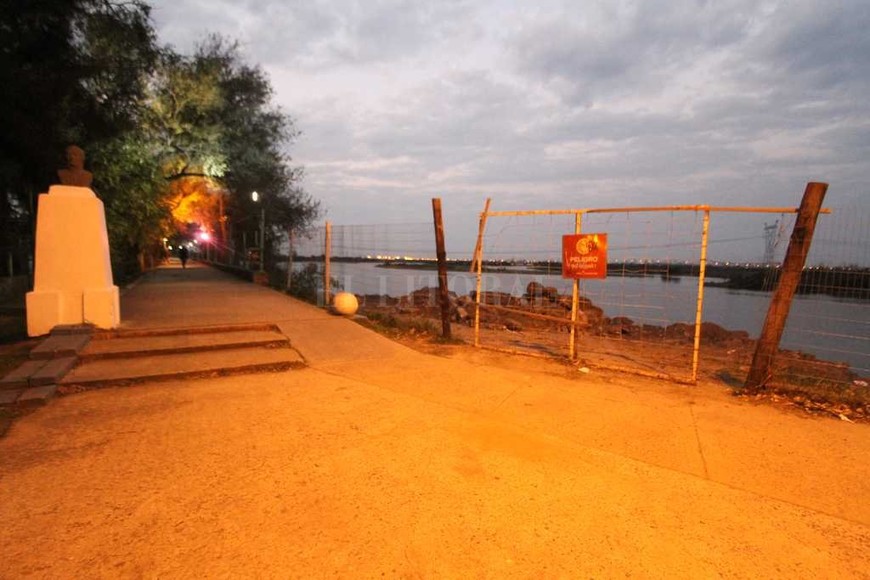 ELLITORAL_186923 |  Manuel Fabatía Medidas precautorias. Al costado del paseo peatonal Brigadier Estanislao López, el municipio mantiene señalado el sector que implica cierto peligro. Se sigue trabajando para reforzar el lugar.