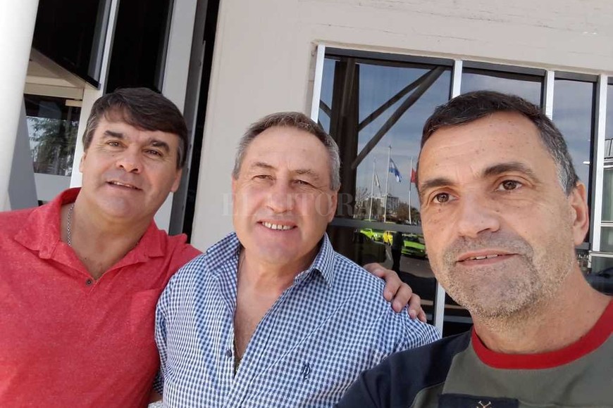 ELLITORAL_188161 |  El Litoral Selfie  con El Litoral. Oscar Garré y José Luis Brown con el autor de la entrevista, el día que visitaron Santa Fe para acompañar a Nery Alberto Pumpido, el amigo y compañero de aquél equipo del ?86, en su cumpleaños. Plantearon una dura situación económica de varios de aquéllos campeones.