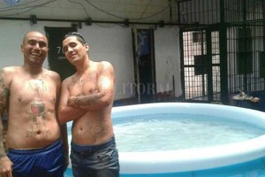 ELLITORAL_191847 |  Archivo El Litoral El verano pasado, esta fue una de las imágenes que desató la polémica. A la izquierda, se lo ve sonriente a Juan  Quique  Leiva, quien cumple condena por asesinar a sangre fría en pleno centro de Santa Fe a Walter González Montaner.