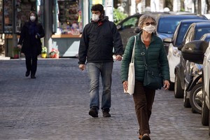 ELLITORAL_291204 |  Télam Télam, 16/03/2020 Roma-Italia:  Télam, 16/03/2020 Roma-Italia: Ante la grave situación que vive los ciudadanos italianos por el avance de la pandemia coronavirus, los ciudadanos se protegen con barbijos.