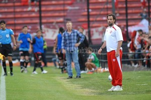 Mauricio Garín Juan Pablo Pumpido se recibió muy joven como entrenador y se fue fogueando en esto de la dirección técnica. Fue ayudante de campo de su padre en Olimpia de Paraguay y Godoy Cruz, misma función que desempeñó con Roberto Trotta en Independiente Rivadavia de Mendoza. En Unión, fue DT de las inferiores y llegó por pedido de Madelón a la reserva de la AFA. Como todo interinato, sueña con ser permanente .