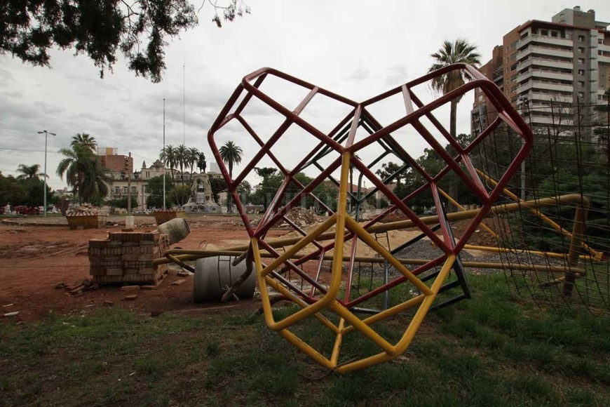 ELLITORAL_230713 |  Mauricio Garín Adiós a los antiguos juegos que serán restaurados en los talleres municipales para ser emplazados en otro espacio público de la ciudad.