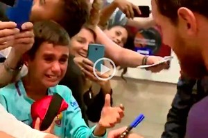 ELLITORAL_221038 |  Captura de pantalla Mientras un niño rompía en llanto de emoción por ver a Messi, una mujer le decía  pecho frío  al 10 de Barcelona