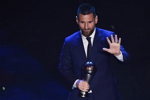 ELLITORAL_263695 |  AFP Argentina and Barcelona forward Lionel Messi reacts after winning the trophy for the Best FIFA Men's Player of 2019 Award, during The Best FIFA Football Awards ceremony, on September 23, 2019 in Milan. (Photo by Marco Bertorello / AFP)