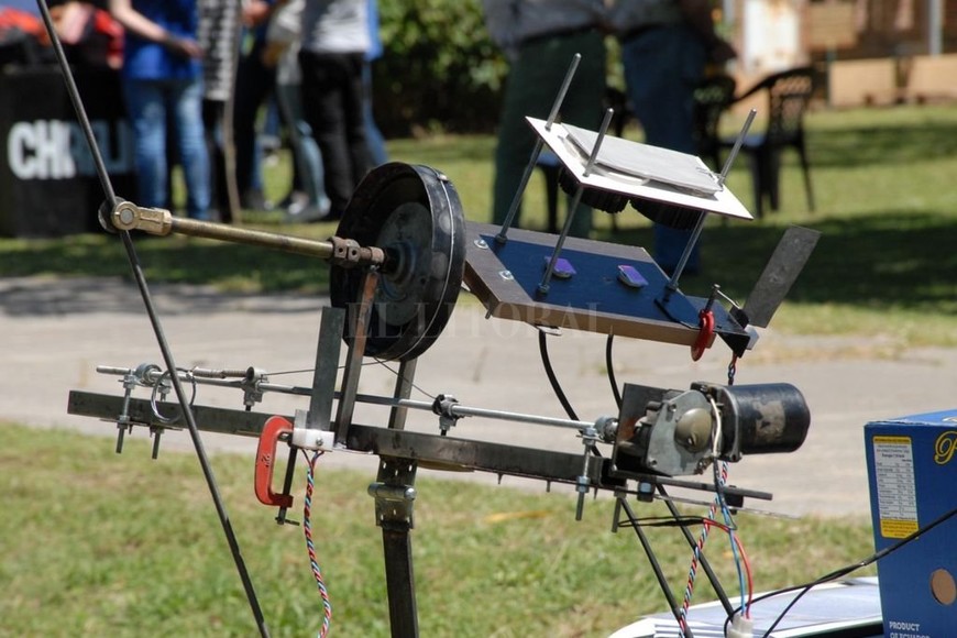 ELLITORAL_270434 |  Archivo El Litoral Entre las iniciativas distinguidas hay una que está a cargo de tres estudiantes de secundaria del último año de la especialidad Mecánica Eléctrica, en la Escuela Industrial Superior, de nuestra ciudad.  El proyecto consiste en un sistema de iluminación natural que concentra luz del sol y la transporta a un interior, reduciendo el consumo energético durante horas del día en ambientes que requieran iluminación artificial constantemente (escuelas, oficinas, bibliotecas) , describió Francisco Agretti, parte del equipo que completan Gastón François y Victoria Pozzo Galdón. La aplicación de este proyecto, que está en fase de prototipo funcional,  representa un ahorro energético, por lo tanto también económico además de un menor impacto ambiental, y una mejora en la calidad de luz , completó.
