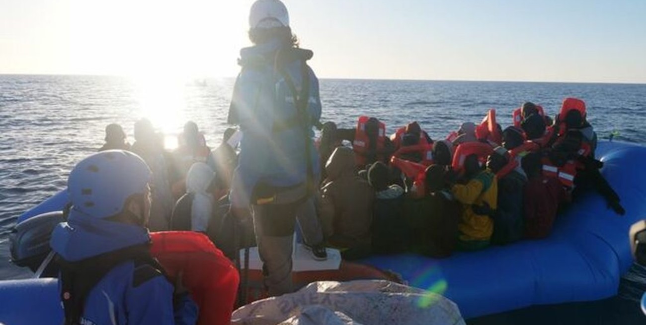 Un barco de una ONG italiana rescató a un centenar de migrantes en el Mediterraneo