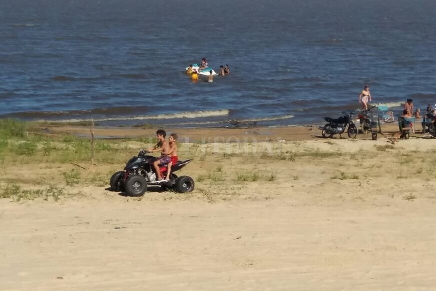ELLITORAL_172336 |  Periodismo Ciudadano. En cuatri. Dos menores viajan en forma imprudente por la playa norte.