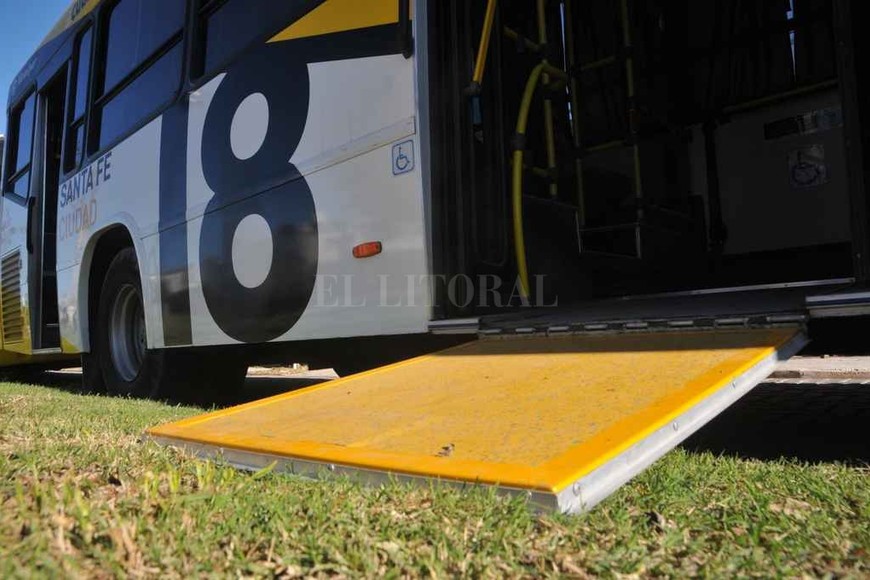 ELLITORAL_208776 |  Flavio Raina Accesible. Los nuevos coches cuentan con rampa para el ascenso y descenso de personas en sillas de ruedas.
