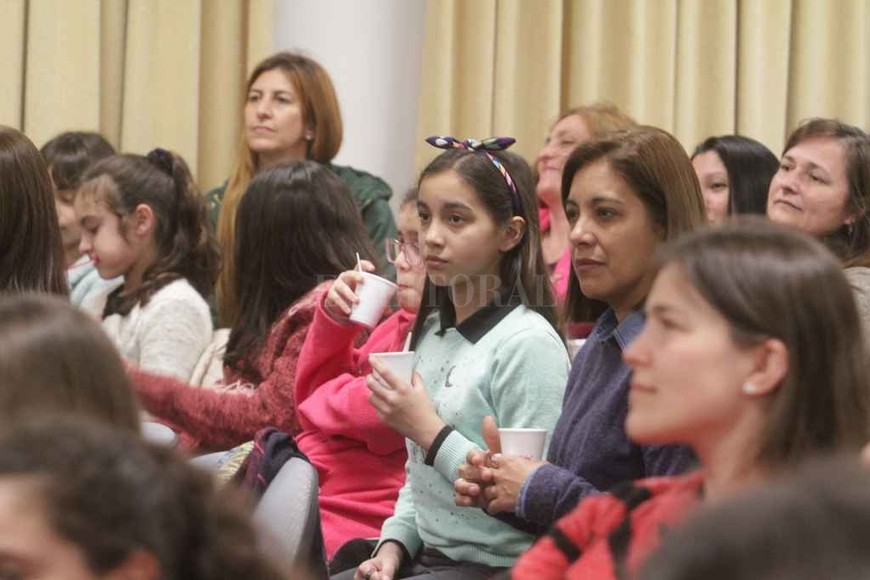 ELLITORAL_221329 |  Pablo Aguirre Atentas. Las niñas escucharon la charla de la especialista María Gabriela Ragona.