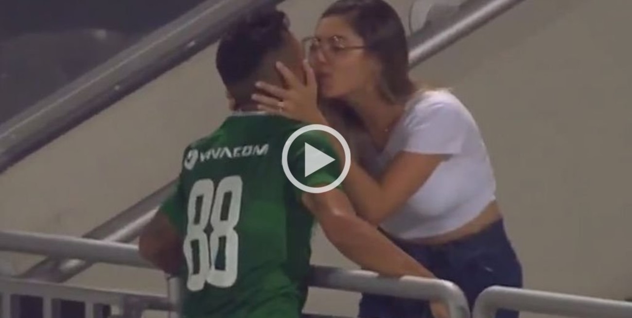 Video: Marcó un gol, fue a festejarlo con su novia y se lo anularon