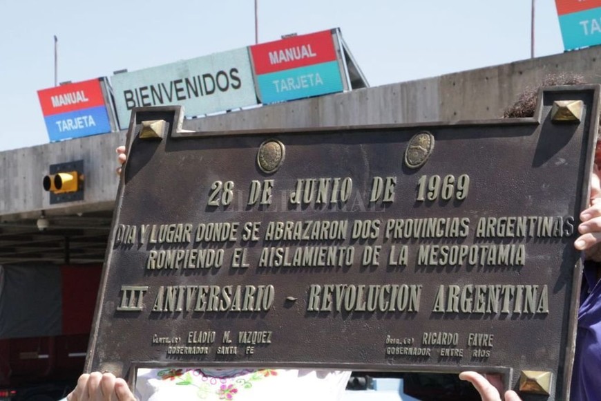 ELLITORAL_274461 |  Mauricio Garín Placa. El rectángulo de bronce, firmado por los gobernadores Vázquez y Favre, resalta:  III Aniversario - Revolución Argentina .