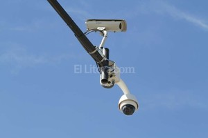 Archivo El Litoral. Los investigadores buscan pistas en los videos de las cámaras de seguridad instaladas a lo largo de avenida Aristóbulo del Valle.
