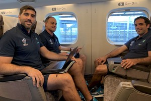 Prensa UAR Corcho, Nico y Negro . Fernández Lobbe, Fernández Miranda y Gaitán, en uno de los trayectos realizados en tren bala en Japón.