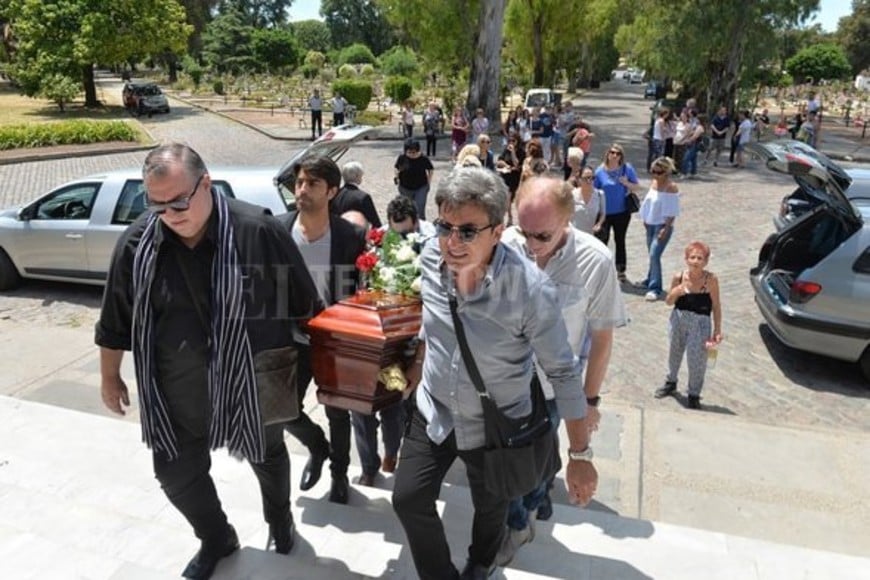 ELLITORAL_204428 |  Internet Con el recorte de una noticia sobre la muerte de Déobra Pérez Volpin, Mari despidió a la periodista en el cementerio de La Chacarita.