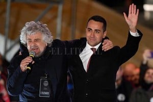 ELLITORAL_205035 |  EFE Beppe Grillo, fundador de M5E, y el candidato del partido, Luigi Di Maio.