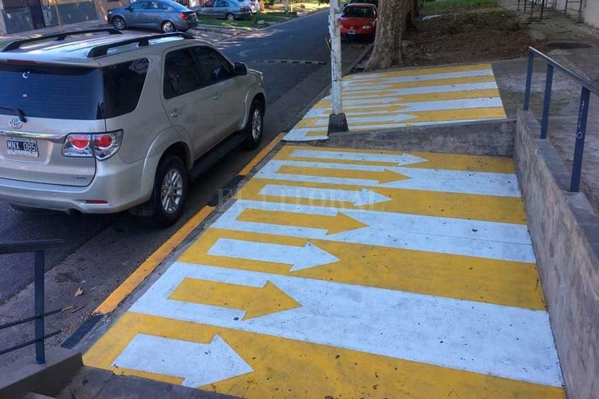 ELLITORAL_230581 | El Litoral Así están señalizadas las explanadas, donde los estudiantes son recepcionados por colaboradores de la escuela.